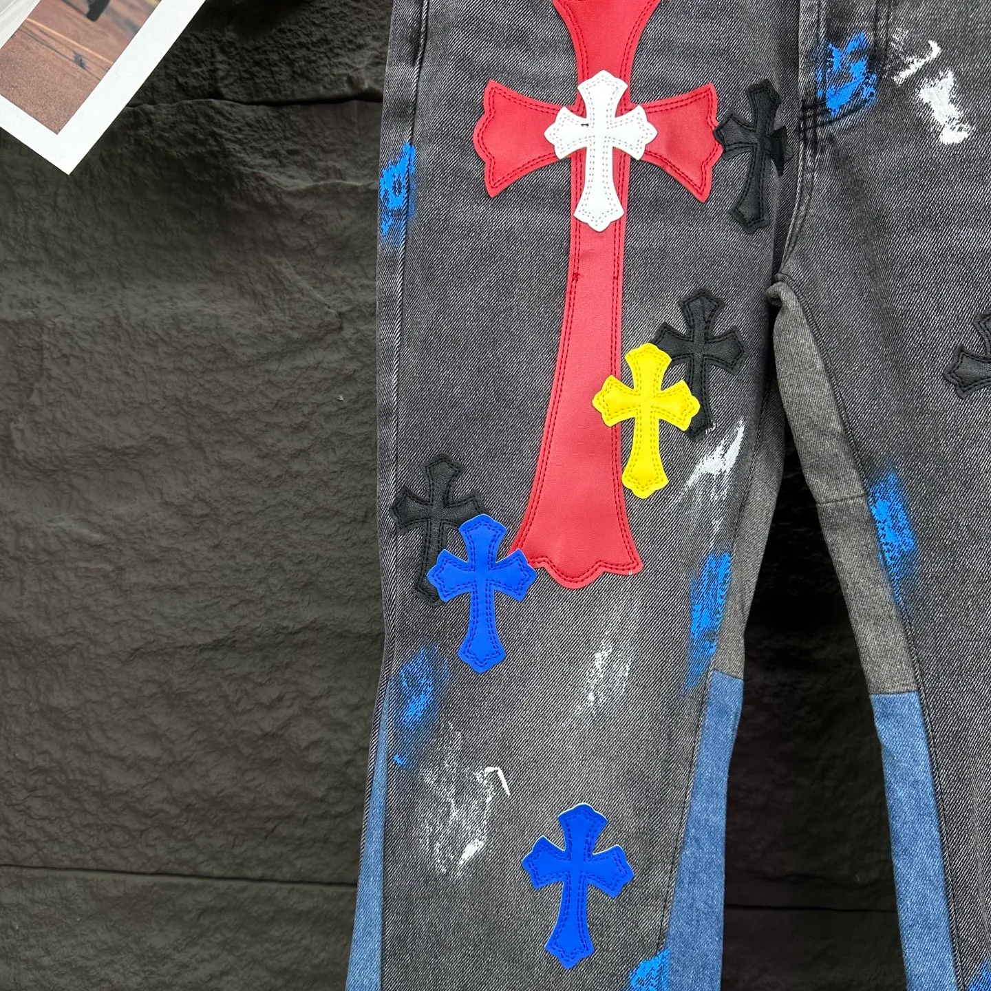 P290 GALLERY DEPT. & Croixin co-branded 2025 new limited-edition hand-painted colorful cross patchwork leather couple's bootcut jeans 🔥High version🔥High version🔥 Top ceiling quality Styles with different washed textures, very friendly to people with thin legs and thick legs, the bootcut version is very flattering leg shape Timeless moderate length, easy to match with casual, basic styling for various styles, a must-have in the wardrobe! The fabric is stiff but also makes the upper body soft without losing texture. The washing process is even more perfect. It is a must-have item for everyone! ! ! Washed wheat, tag, trouser label, three labels complete Color: washed black Size: 28, 30, 32, 34, 36 (five sizes)